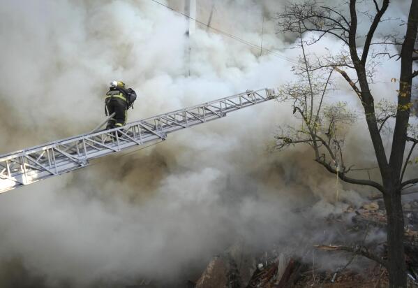 Ataques con drones siembran temor en Kiev hay 4 muertos AP News